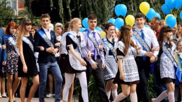 Во Львове пенсионерка с Донбасса атаковала выпускницу: фотографировалась возле памятника Бандере