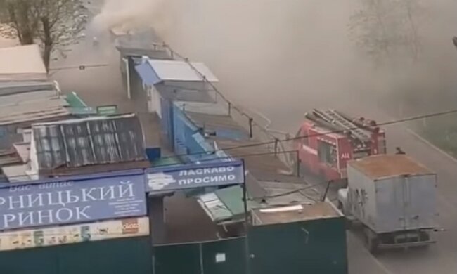 Масштабна пожежа спалахнула на ринку в Києві, дим видно здалеку: кадри НП