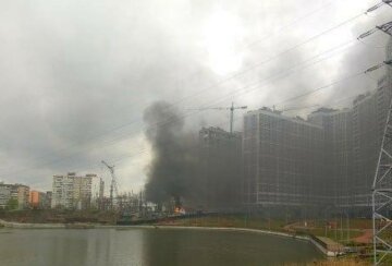 Мощный взрыв прогремел возле метро в Киеве, небо затянуло дымом: первые кадры
