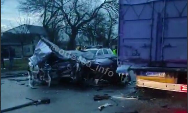 У салоні було четверо: страшна аварія забрала життя людей на Одещині, кадри з місця