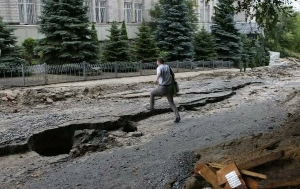 Машини буквально плавають, затопило будинки і розмило дороги: кадри наслідків злив у Дніпрі