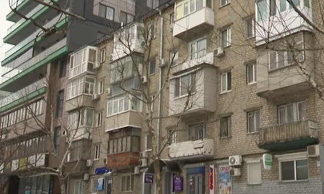 У центрі Дніпра жителів залишили без опалення, відео: "сирі квартири, холодні стіни"