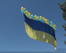 «Вас ніхто не кинув!»: над Донецьком підняли прапор України, в ООС показали разючі кадри