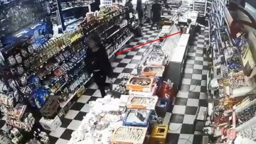 Пьяная женщина избила продавца в Харькове, видео: "шла целенаправленно"