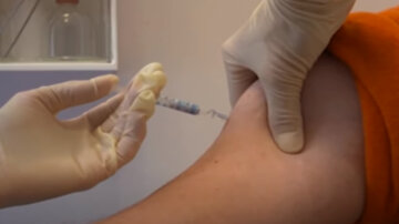 Українцям розповіли, що їх чекає після вакцинації від вірусу: "Через 6-9 місяців..."