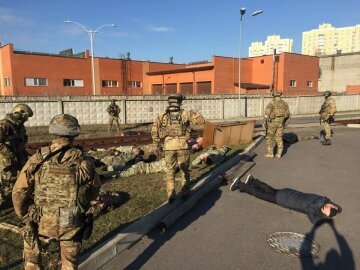 Под Киевом вооруженные люди в камуфляже пытались захватить госпредприятие (фото)