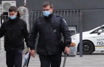 "Забрав півмільйона": в Одесі поліцейський пограбував жінку і пустився навтьоки