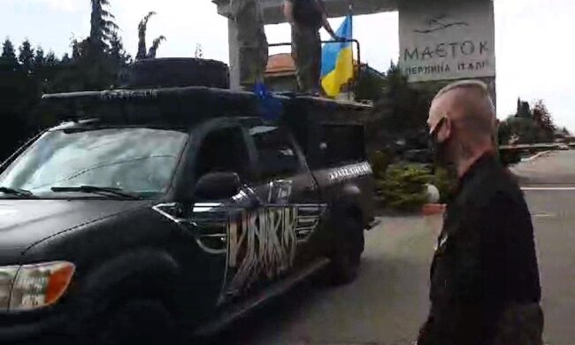 Разгневанные украинцы штурмуют дом Зеленского, президент с женой затаились: кадры с места