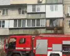 У Києві вогнем охопило багатоповерхівку: на місце терміново з'їхалися рятувальники, швидка і поліція