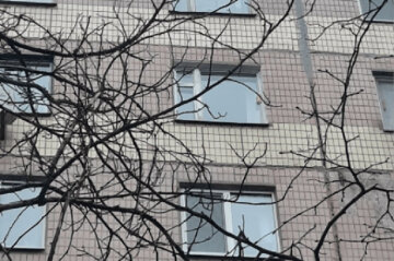 Жінка випала з вікна 9 поверху в Дніпрі: дочка не повірила своєму горю