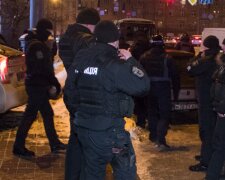 В Киеве пьяный дебошир напал на женщину и ребенка: все закончилось дракой с полицией, фото