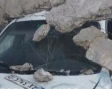 В Харькове автомобиль "влетел" бетонный забор, водитель исчез: детали аварии