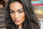 Келлі Гейл з Victoria's Secret в прозорій білизні покуражилася в ліжку, розкинувши ноги: про сором геть забула