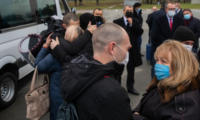 Пятеро украинцев смогли обнять матерей спустя пят лет плена: кадры трогательной встречи