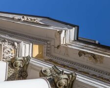 Историческое здание рушится в центре Днепра, кадры: уже посыпались кирпичи
