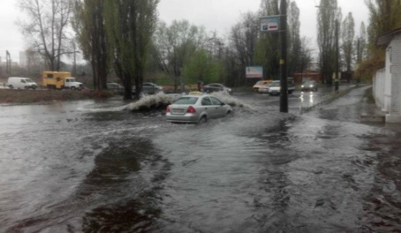 Непогода обрушилась на Киев, город уходит под воду: кадры стихии