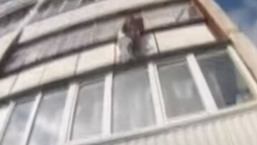 Жінка повисла на 5 поверсі в багатоповерхівці Києва: з'їхалася поліція