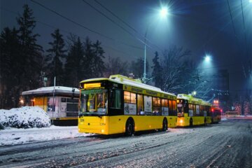 Тролейбус із засніженим салоном приголомшив киян (фото)