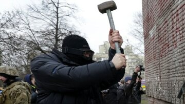 Anti-Yanukovich protesters attempt to demolish the «Monument to Soviet secret security service 