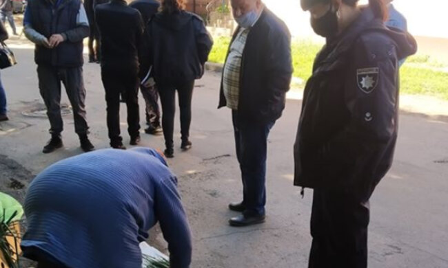 "Чиніть згідно із законом": поліцейським не сподобалася бабуся, яка вирішила підзаробити на вулиці