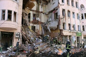 Окупанти зруйнували житловий будинок у центрі Харкова: під завалами можуть бути люди, кадри