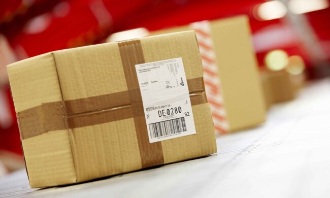 Українці будуть переплачувати за закордонні посилки: вступив в силу скандальний закон про податки