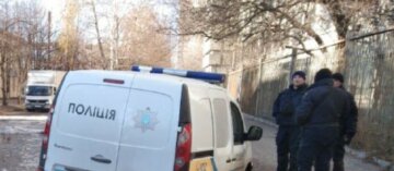 В Харькове полицейское авто провалилось под землю, фото:  "На этом месте украли..."