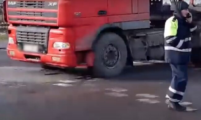 Не встиг загальмувати: життя пішохода трагічно обірвалося під колесами фури на Одещині, кадри