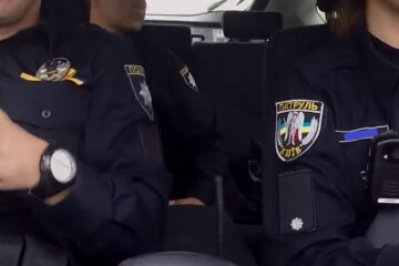 В Киеве пьяная девица избила полицейскую ногами: "Пришлось вызывать… "