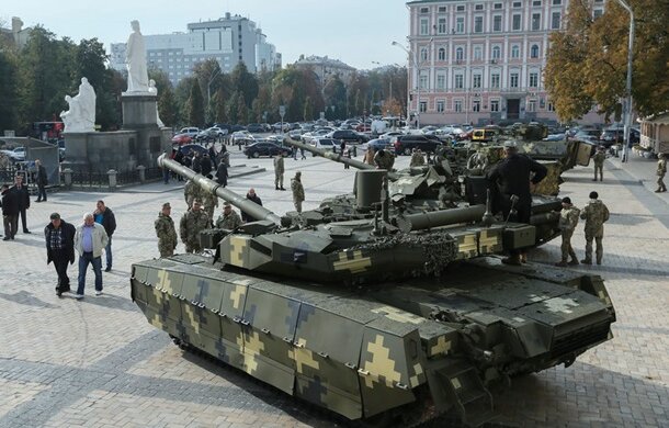 Навігація, нові приціли і не тільки: в Києві показали нові танки Т-64БВ