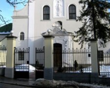 Трагедия произошла с пенсионером возле церкви во Львове, фото: "Сидел на лавочке и..."