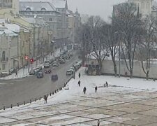 Непогода парализовала Киев, горожан просят оставаться дома, кадры: "Ограничение будет действовать до..."