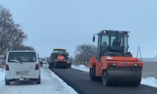 Скандал на Одещині, дорожники укладали асфальт прямо в сніг: що кажуть в Укравтодорі