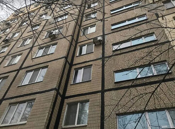 Трагедія на житловому масиві у Дніпрі: жінка випала з балкона на 6 поверсі