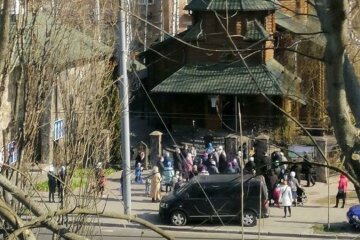 У Києві натовп людей наплював на карантин і кинувся до церкви: "Прийшли з немовлятами"