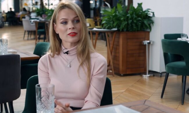 Ольга Фреймут в домашнем образе без макияжа и с бокалом удивила внешностью: "Когда очень хочется..."