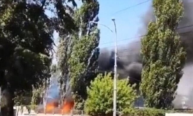 Срочно перекрывают движение под аэропортом в Киеве, все в огне и дыму: "Могут взорваться....", первые кадры
