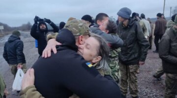 Українські Герої повернулися до своїх матерів, дружин та дітей: подробиці нового масштабного обміну полонених