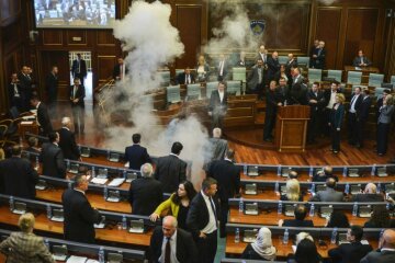 В парламенте Косово оппозиция устроила газовую атаку (фото) (видео)