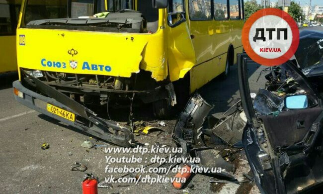 В Киеве машина протаранила  маршрутку, пострадали пассажиры (фото)