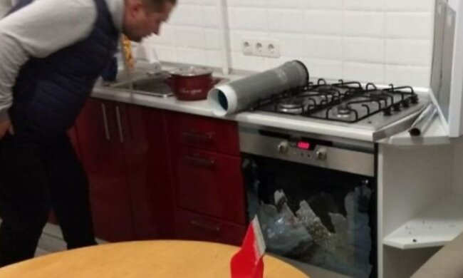 У Харкові молодь рознесла орендовану квартиру, фото: "Ключі віддав знайомим і..."
