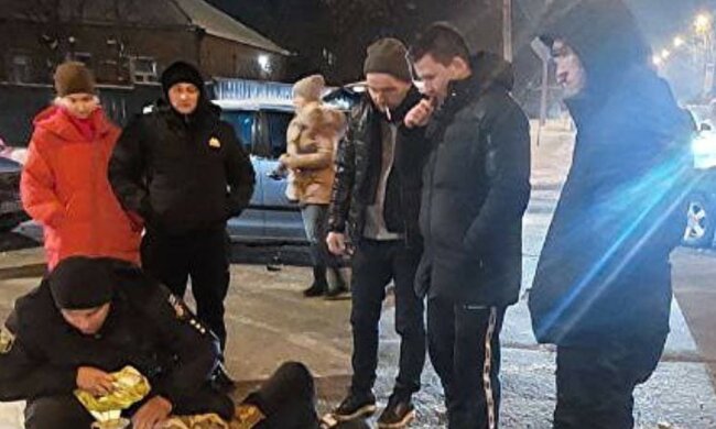 У Харкові збили кур'єра, чоловік безпорадно лежав на снігу: кадри з місця