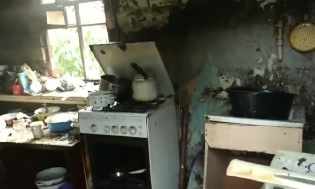 У Дніпрі дитина влаштувала пожежу в будинку, кадри: "бабуся напідпитку відпочивала в іншій кімнаті"