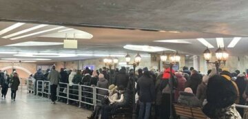 Коллапс в метро Харькова, люди выстроились в огромные очереди: кадры с места