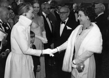 Королева Елизавета II встречает Мерил Стрип - 1982 год