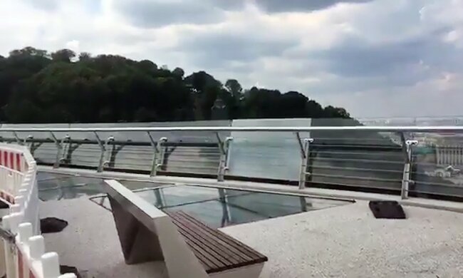 Стеклянный мост Кличко снова "устал", появились фото:  "Весь ходуном ходит"