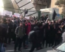 Крики и проклятия: восстание вспыхнуло в Тегеране после признания о "Боинге", кадры