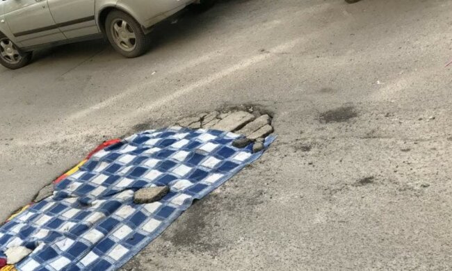 Огромную яму в Харькове решили накрыть одеялом, безумное фото: "Современные решения"