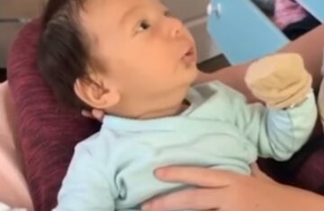 "Я люблю тебя, мама!": младенец заговорил в 10 недель, трогательное видео
