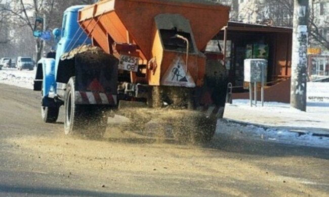 Харьковские дороги посыпят "золотой" солью за десятки миллионов: зато не будет скользко